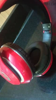 wireless headphone لون احمر شبه مستعملة