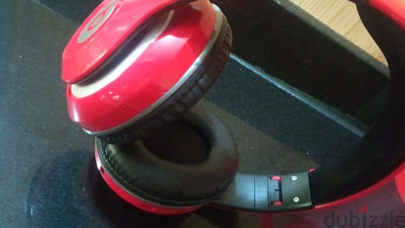 wireless headphone لون احمر شبه مستعملة 2