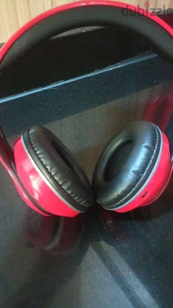 wireless headphone لون احمر شبه مستعملة 3