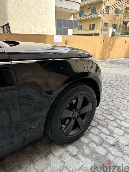 Range Rover Velar P 250 2019 black on black (company source) 6