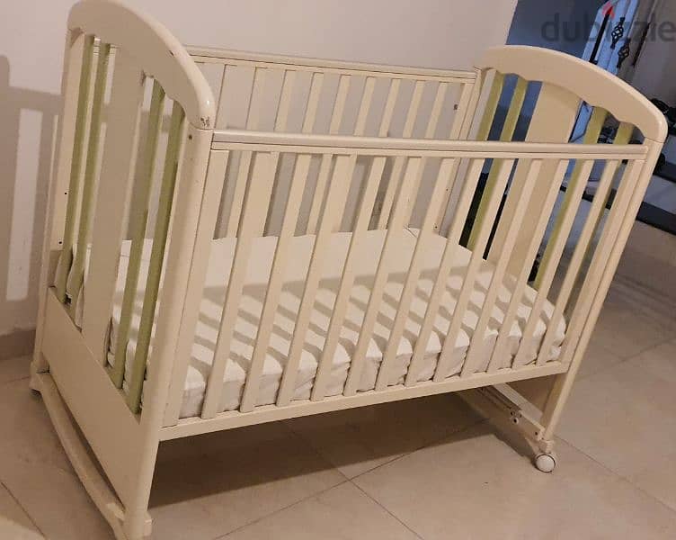 Baby Kids cot with mattress and wheels 0