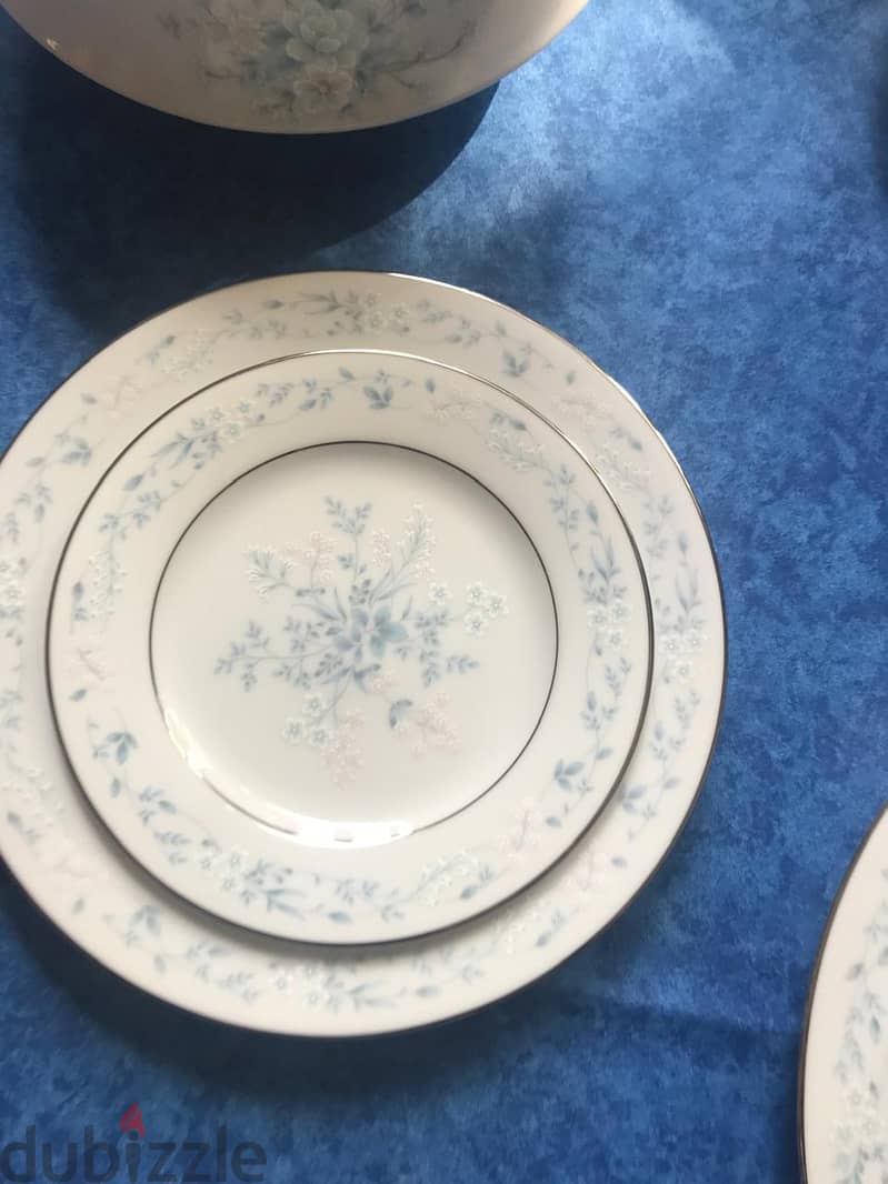 SET OF NEW PORCELAIN PLATES FOR 24 PERSONS 2