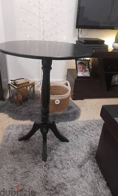 2 side tables like new both 40$