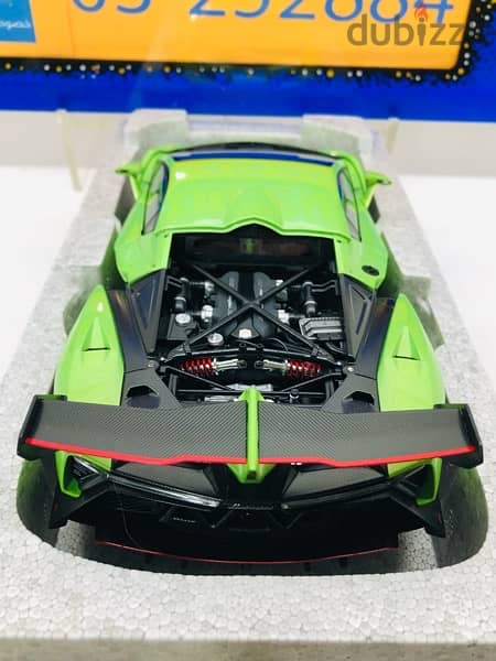 1/18 diecast Autoart Signature Lamborghini Veneno (VERDE ITHICA) 4