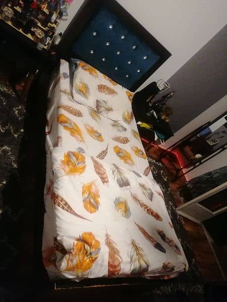 single bed used in a good condition with a new mattress for sale. 75$ 1