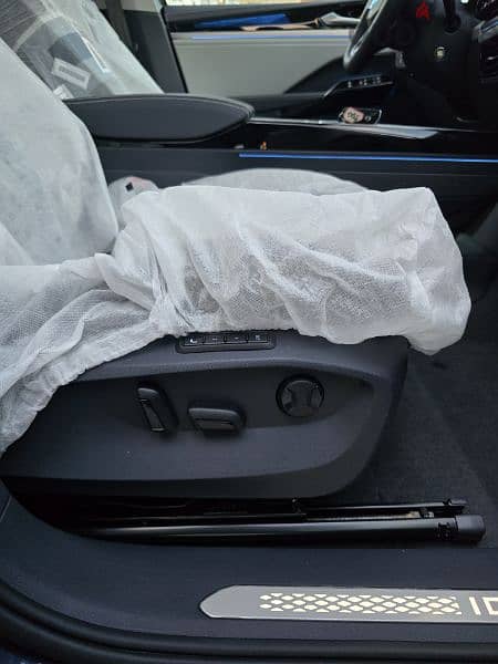 Volkswagen ID6 Pro 2023  Fully loaded big battery 7 seats & massage 17