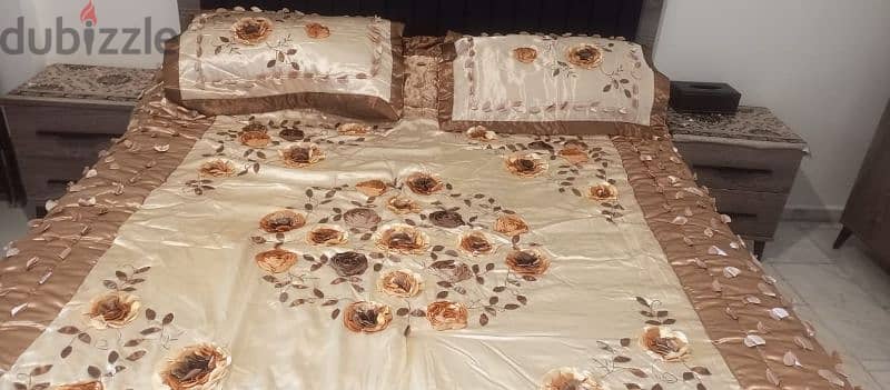 Cover Lit double, satin gold with 3 cover pillow 1