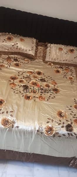 Cover Lit double, satin gold with 3 cover pillow 2