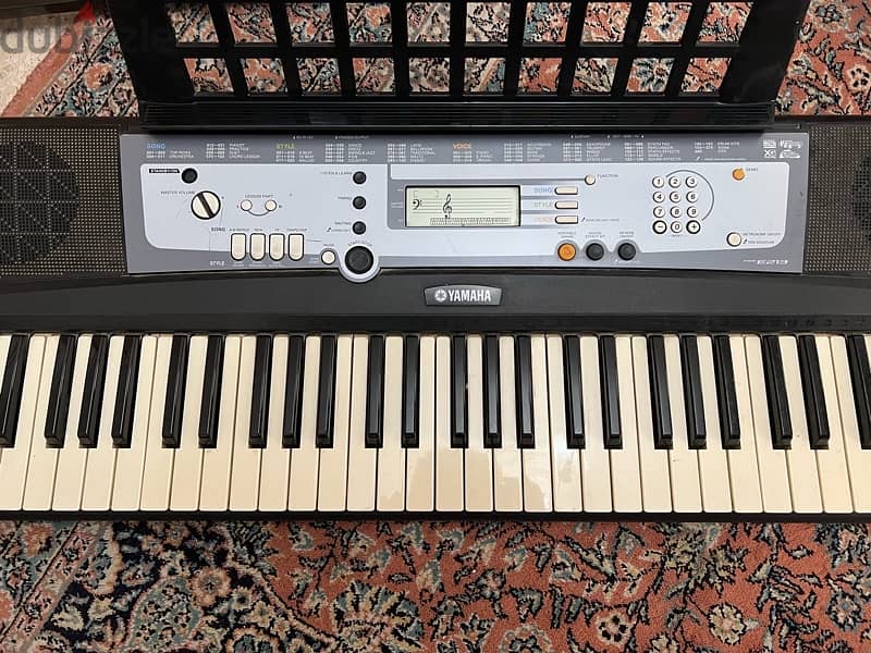 Yamaha PSR-E213 Keyboard 1