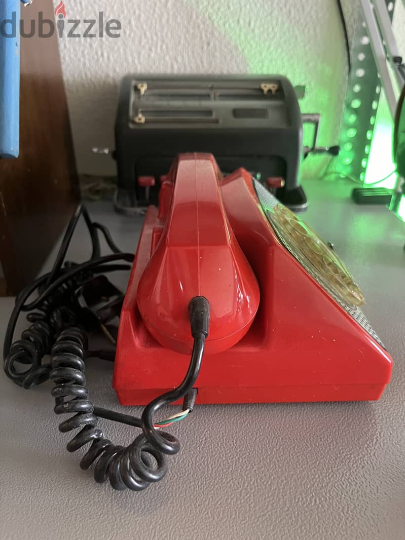Red vintage phone 1