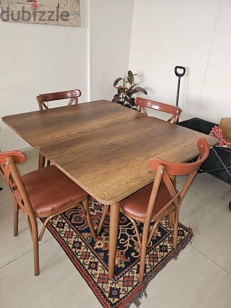 Dining table in great condition طاولة سفرة 0