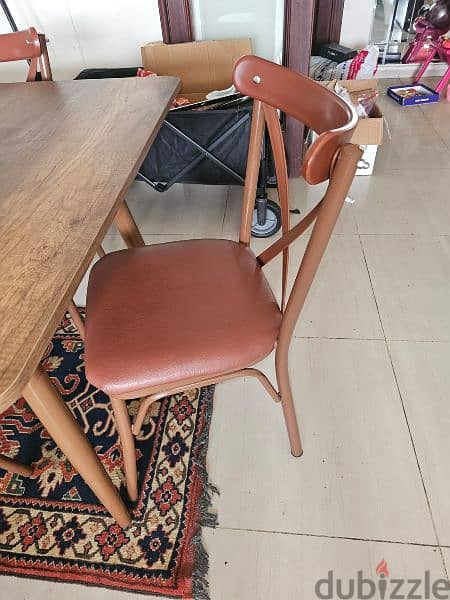 Dining table in great condition طاولة سفرة 2