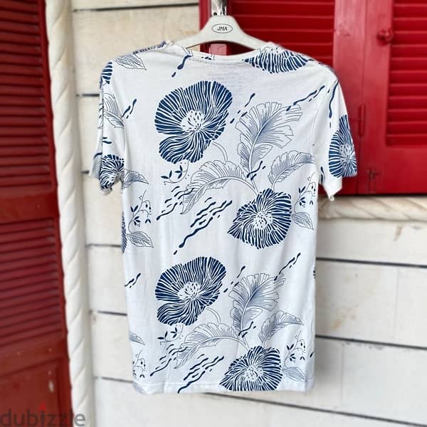 PULL & BEAR Hawaiian T-Shirt. 1