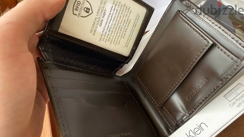 CALVIN KLEIN Brown Leather Wallet & Keychain Set. 1