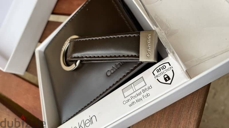 CALVIN KLEIN Brown Leather Wallet & Keychain Set. 5