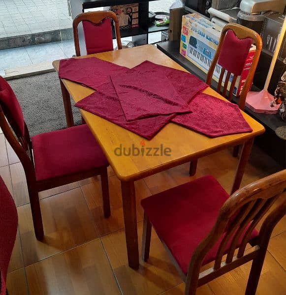 table with 4 comfortable chairs طاولة مع ٤ كراسي و٣ قماش هندي 1