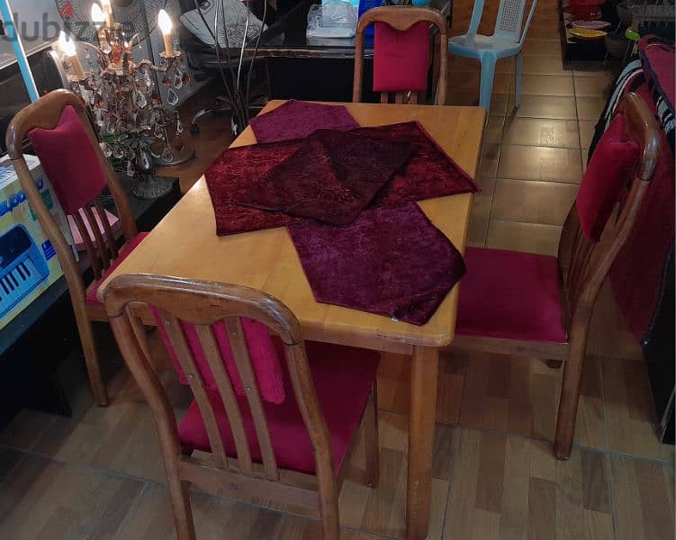 table with 4 comfortable chairs طاولة مع ٤ كراسي و٣ قماش هندي 2