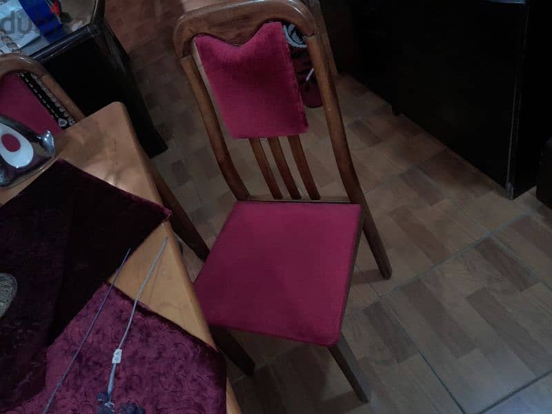 table with 4 comfortable chairs طاولة مع ٤ كراسي و٣ قماش هندي 3