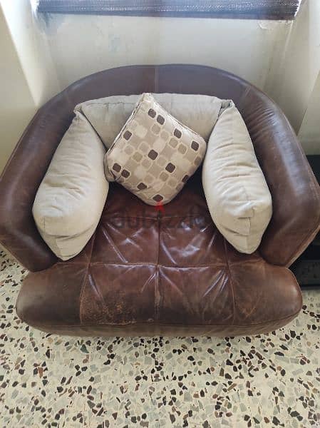 leather living room in good condition 2