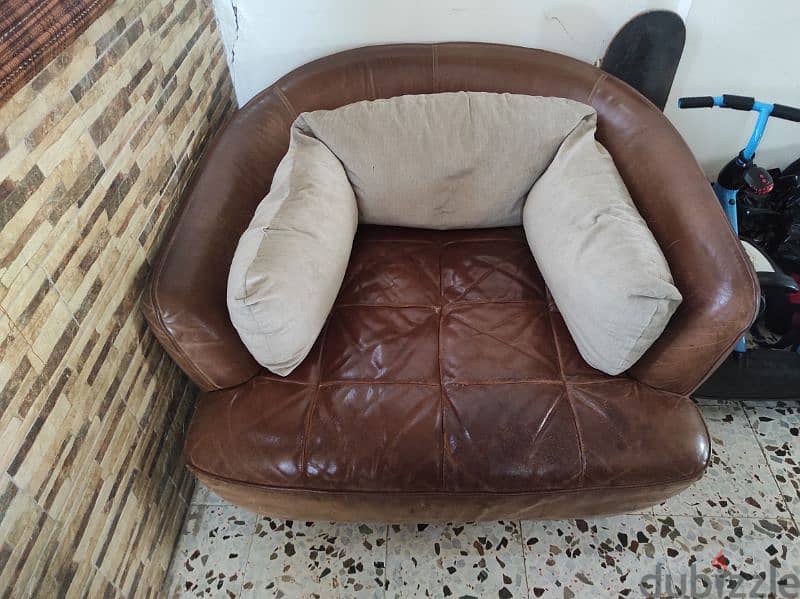 leather living room in good condition 3