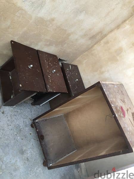 خزانة خشب مستعملة مع طاولة خشب 1