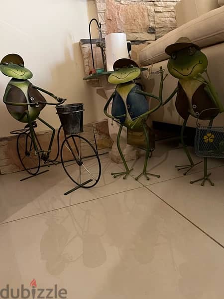 3 metal colored frogs 0