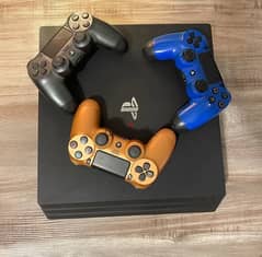 PS4 Pro 1TB - 3 Controllers - 5 Games 0