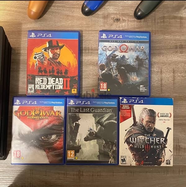 PS4 Pro 1TB - 3 Controllers - 5 Games 1