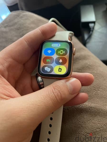 Apple Watch SE GPS, 44mm Gold Aluminium Case 2