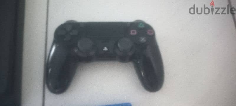 PS4 slim withe a controller and 4 games !! 3