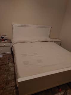 white bed to be sold ( excellent wood with frame zein)   تخت ابيض زين