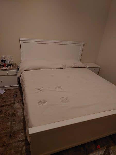 white bed to be sold ( excellent wood with frame zein)   تخت ابيض زين 0