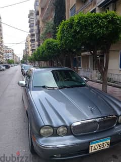 Jaguar XJ8 2004.