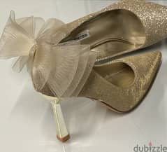 shoes gold. chaussure pointue dorée avec papillon. SPECIAL EDITION