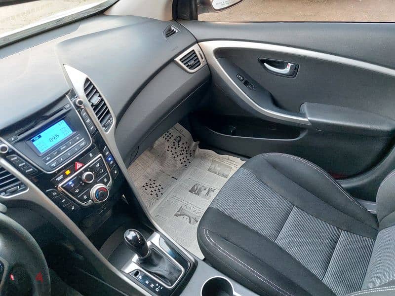Hyundai GT elantra 2016 clean carfax ajnabye 11