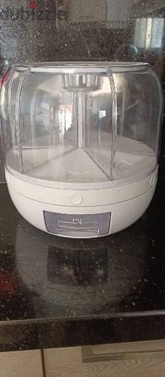 food dispenser, like new, in very good conditions 0