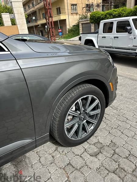 Audi Q7 Quattro Premium plus 2017 gray on black (clean carfax) 6