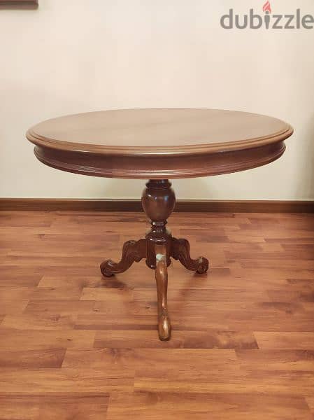 Walnut round table, beautiful finishing. 0