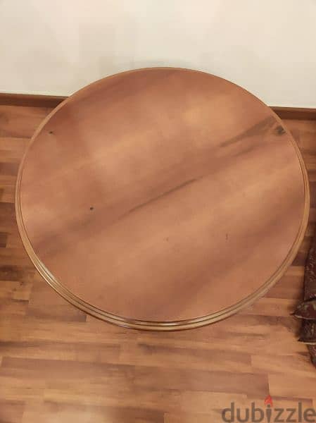 Walnut round table, beautiful finishing. 1