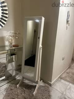 jewelry mirror cabinet in excellent condition. 120$