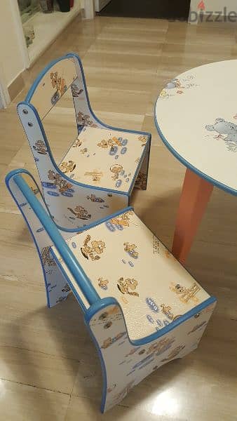 Cute kids table & chairs 3