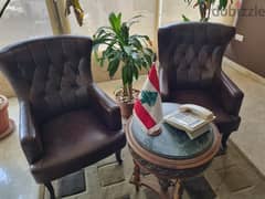 2 fauteuils جلد أصلي من تركيا حالة ممتازة،طاولة فخمة،خشب زين رخام فاخر