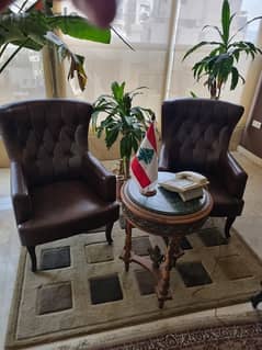 2 fauteuils جلد أصلي من تركيا حالة ممتازة،طاولة فخمة،خشب زين رخام فاخر
