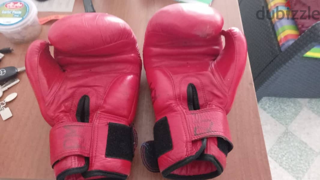 one pair of gloves 16oz and hand pads 3