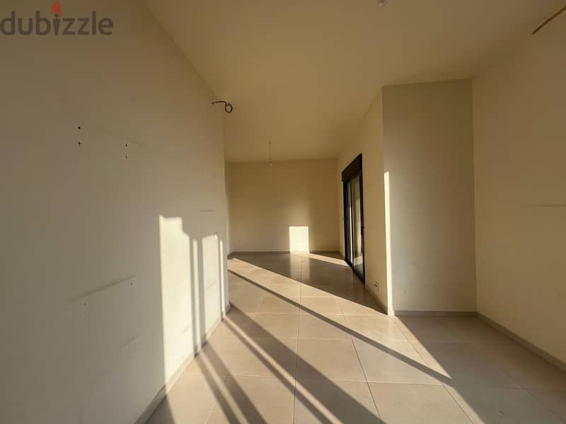 Unfurnished apartment with garden for rent 3
