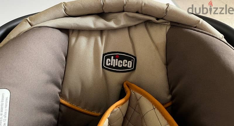 Chicco car seat with stand 4