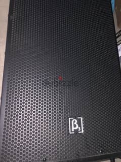 Beta 3 four speakers like new barely used + wall mount 0