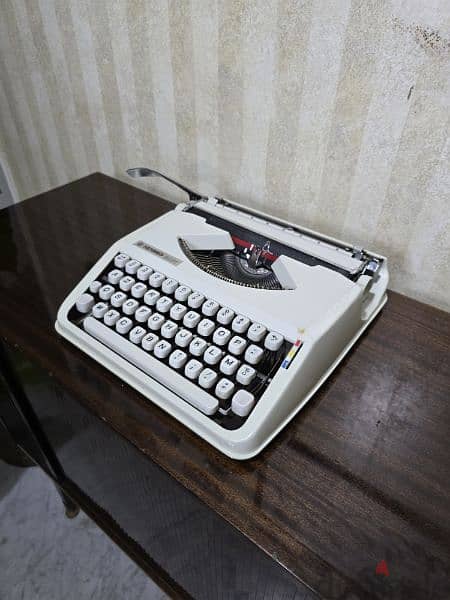 Typewriter dactylo baby hermes آلة الكاتبة دكتيلو 1