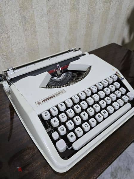 Typewriter dactylo baby hermes آلة الكاتبة دكتيلو 2