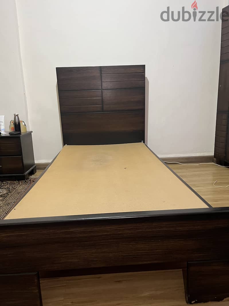bed (comes with 3 mattresses). مفرد. 2